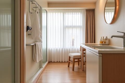 手すり付きのトイレがあるホテルのバリアフリールーム