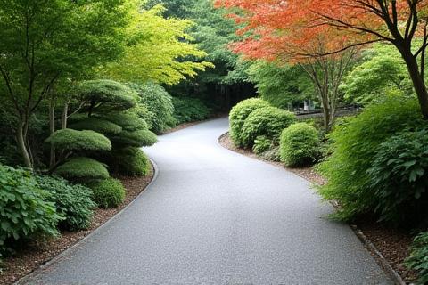 日本の庭園の平坦で幅の広いパス